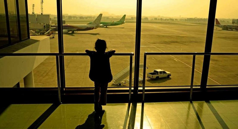 Fliegen mit Kindern: Darauf sollten Eltern achten
