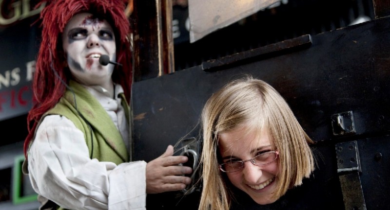 london-dungeons-woman-in-stocks-2