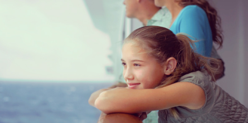 Mädchen auf Kreuzfahrtschiff mit Eltern