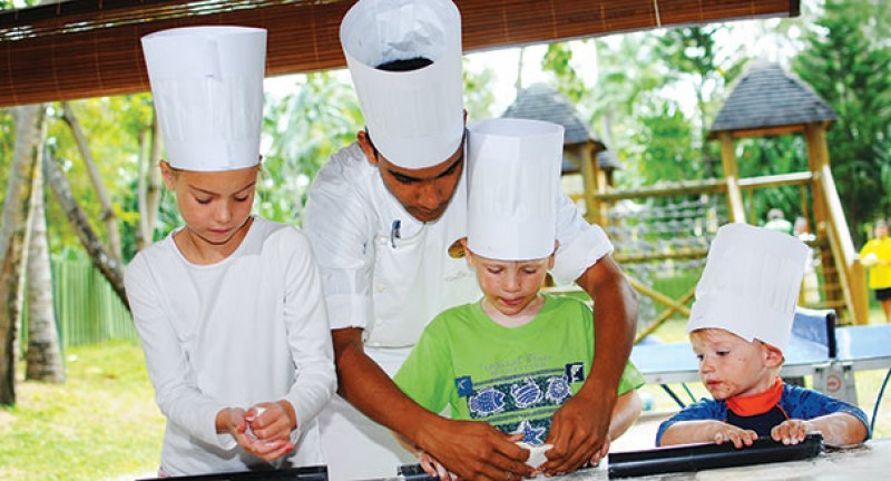 children-cook-with-chef-at-resort-in-mauritius