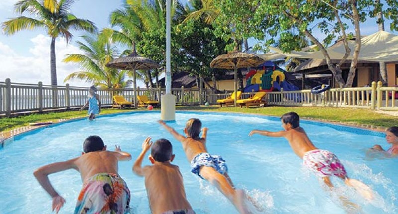 teenagers-play-in-swimming-pool-in-mauritius-resort