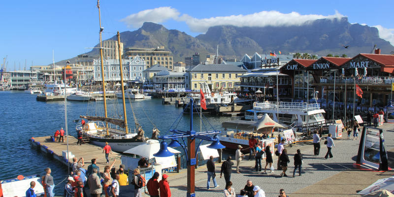 victoria-and-albert-dock-in-cape-town-south-africa-with-table-mountain-in-the-background
