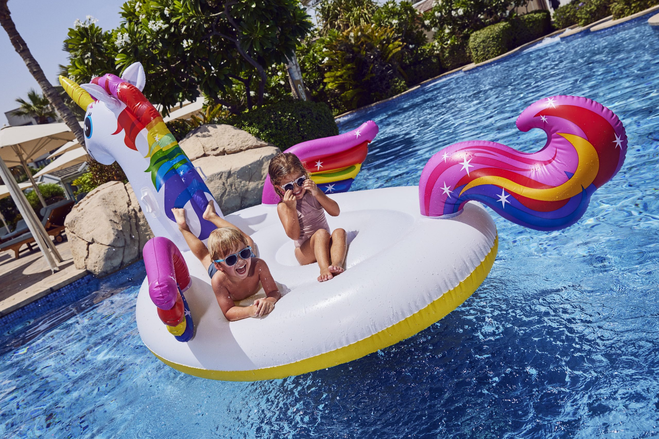 Kinder spielen im Pool der Jumeirah Hotels.